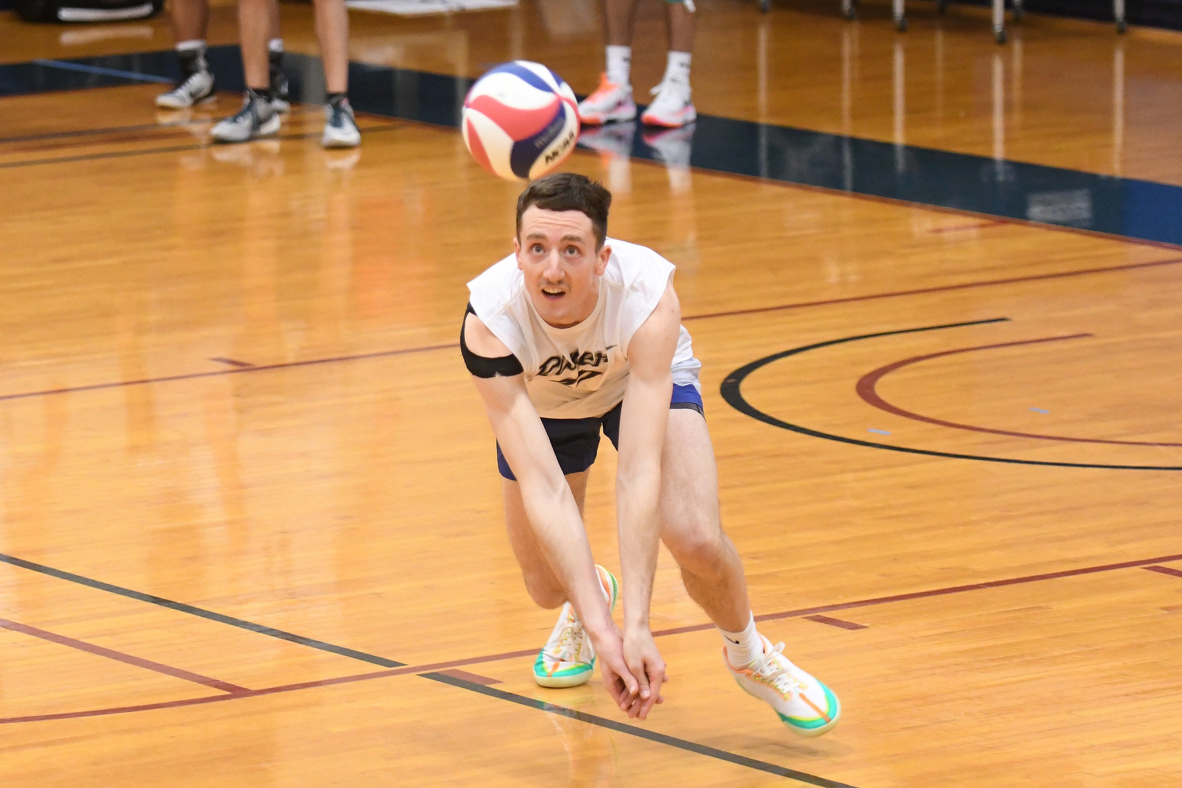 Men’s Volleyball Downs Gulls in Five