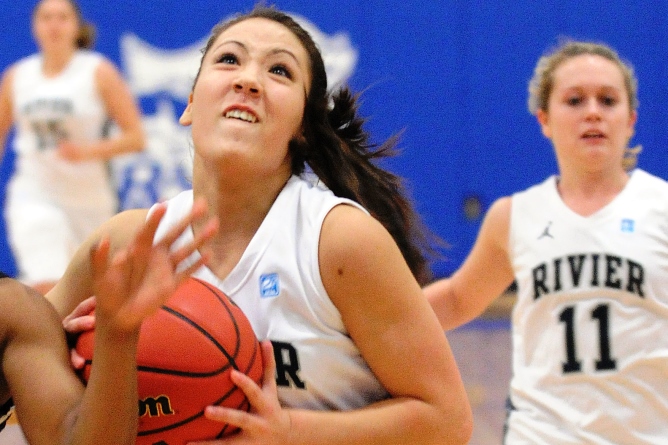 Perry's 15 points catapults Women's Basketball to 44 point win