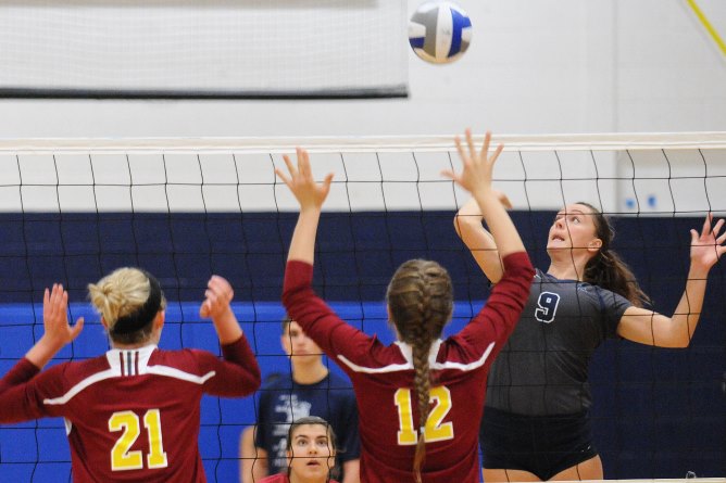 Women's Volleyball tops Wellesley and WPI