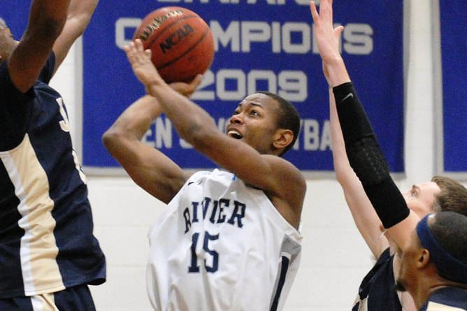 Men's Basketball holds off late surge to down Norwich by 1