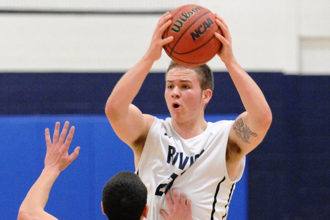 Men's Basketball falls in season opener to Plymouth State, 84-60