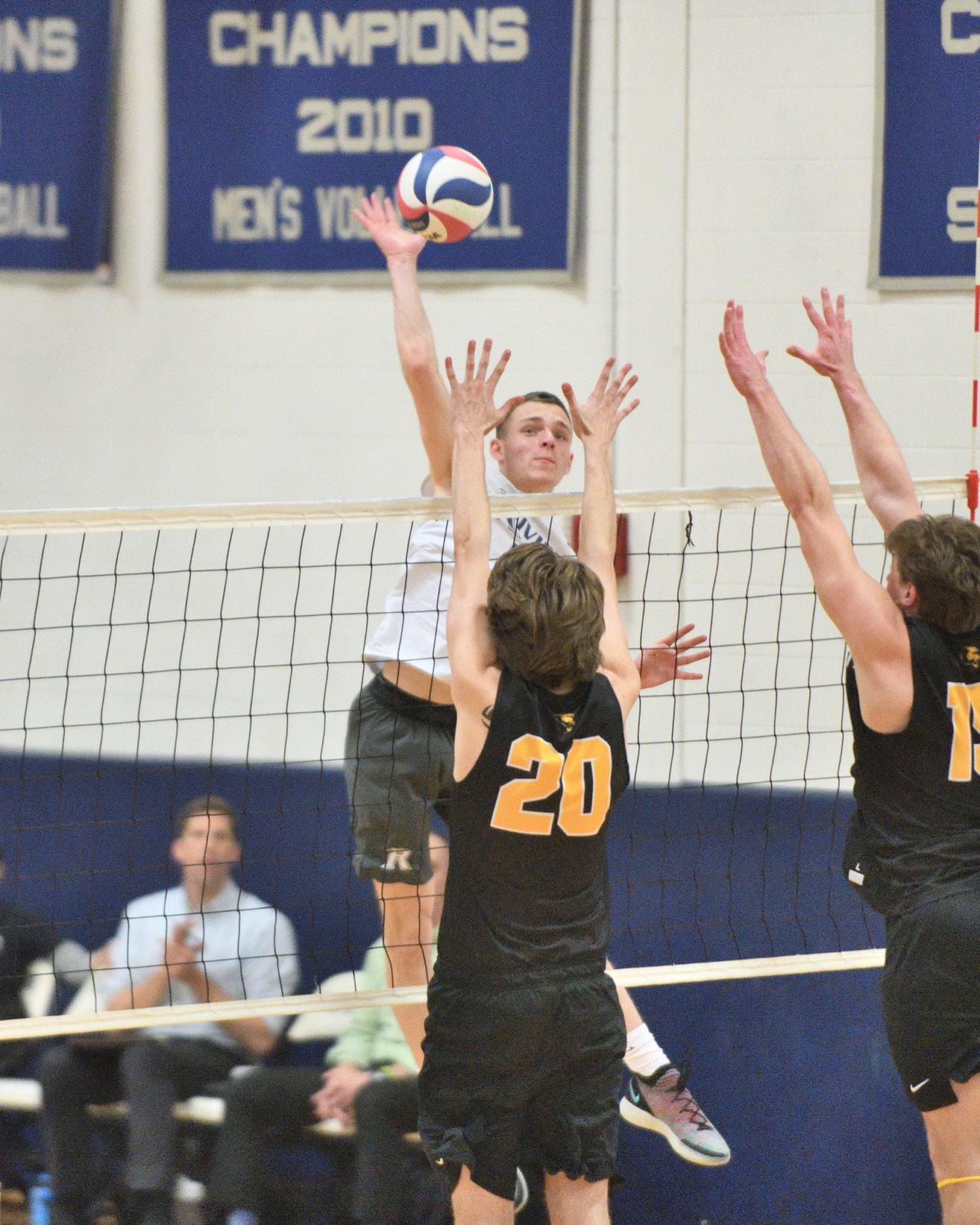 Men's Volleyball: Raiders sweep match from Leopards.