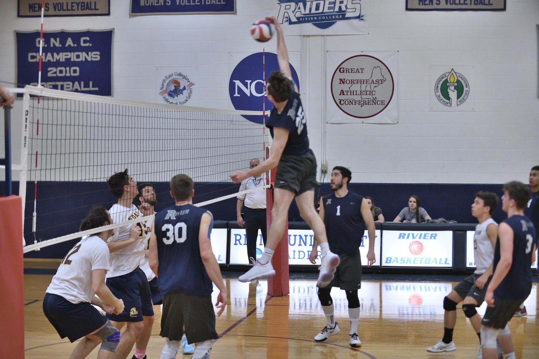 Men's Volleyball: Raiders suffer loss to Mustangs, 1-3.