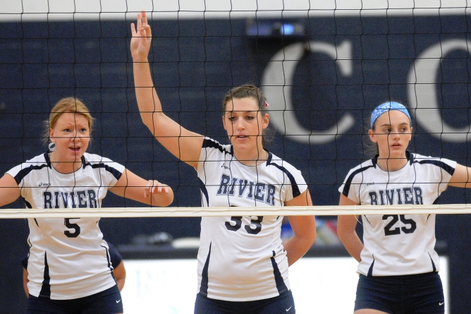 Women's Volleyball drops all three games at MIT Tournament