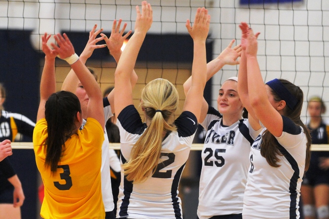 Women's Volleyball earns split against Keene State and Colby-Sawyer