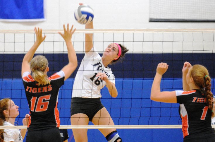 Women's Volleyball: Raiders split non-conference tri-match at the Muldoon