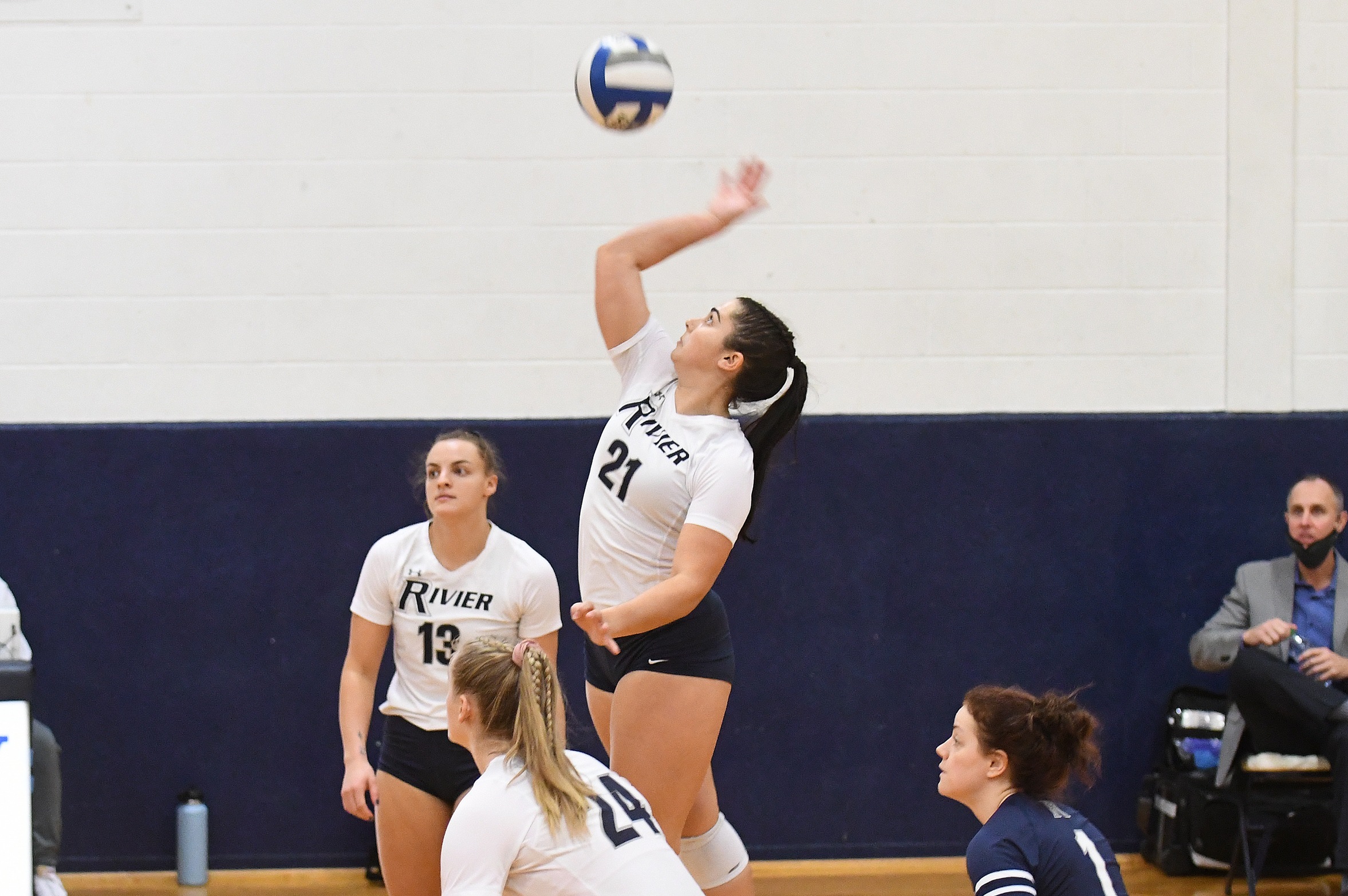 Volleyball Drops Season Opener to Springfield