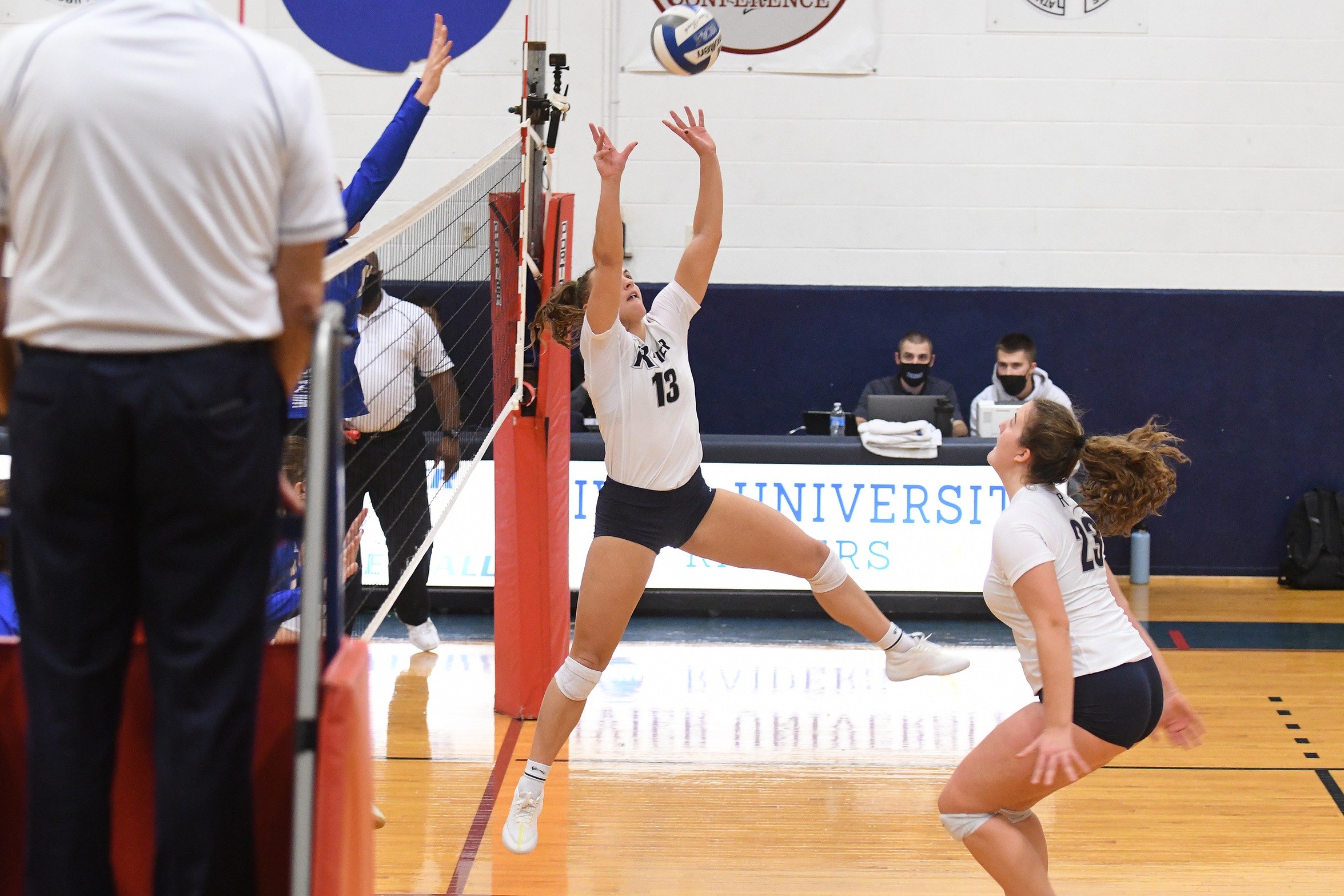 Women’s Volleyball Splits with Gordon and Amherst