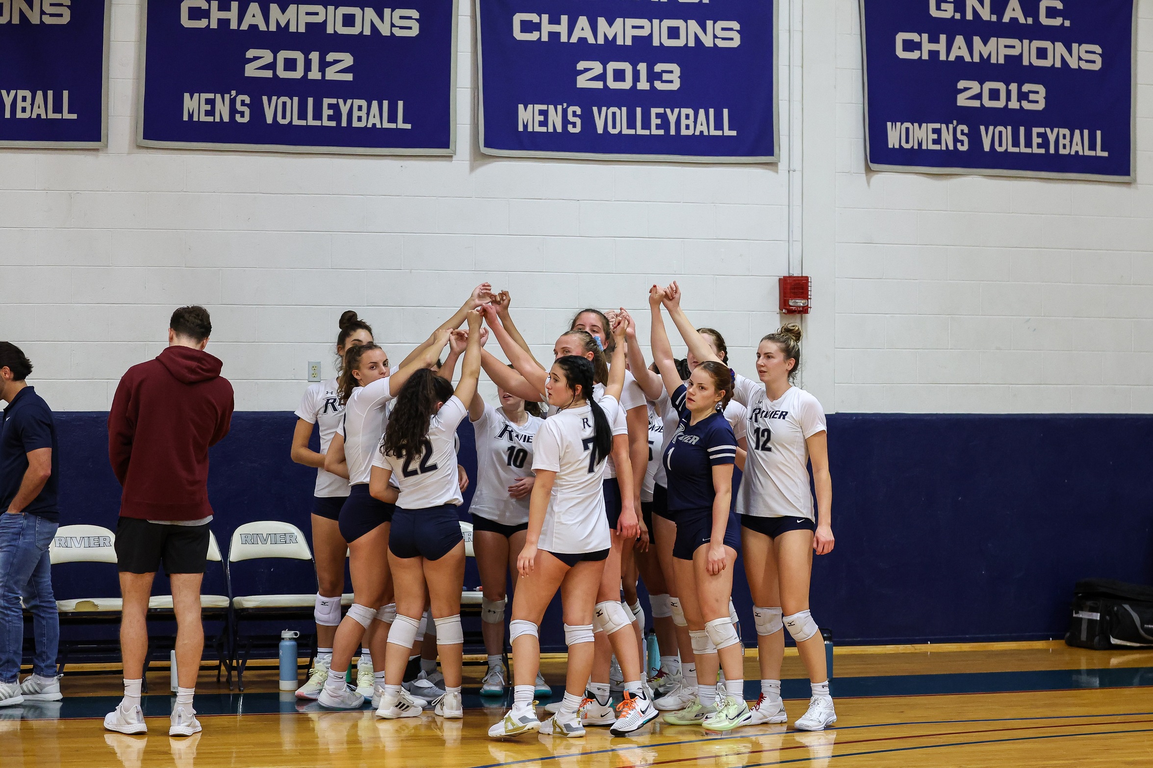 Women’s Volleyball Stunned by Sharks in Semifinals