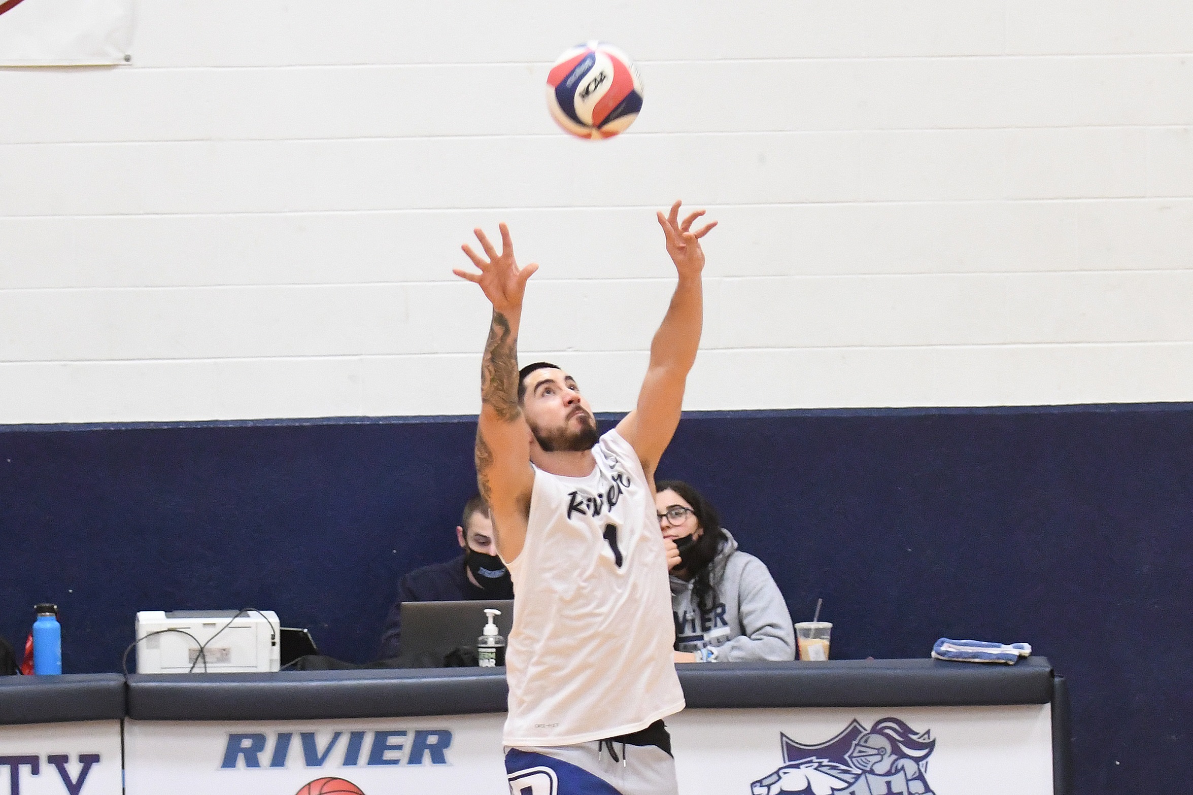 Men’s Volleyball Wins 10th Straight