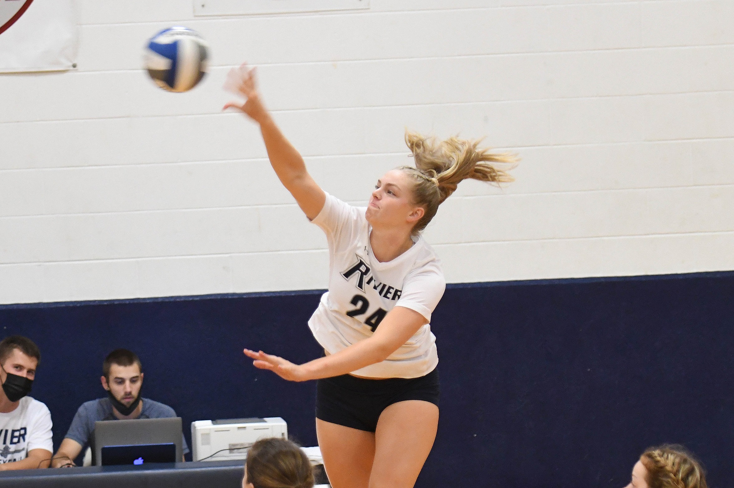 Volleyball Splits Tri-Match with Westfield State and Maine Maritime