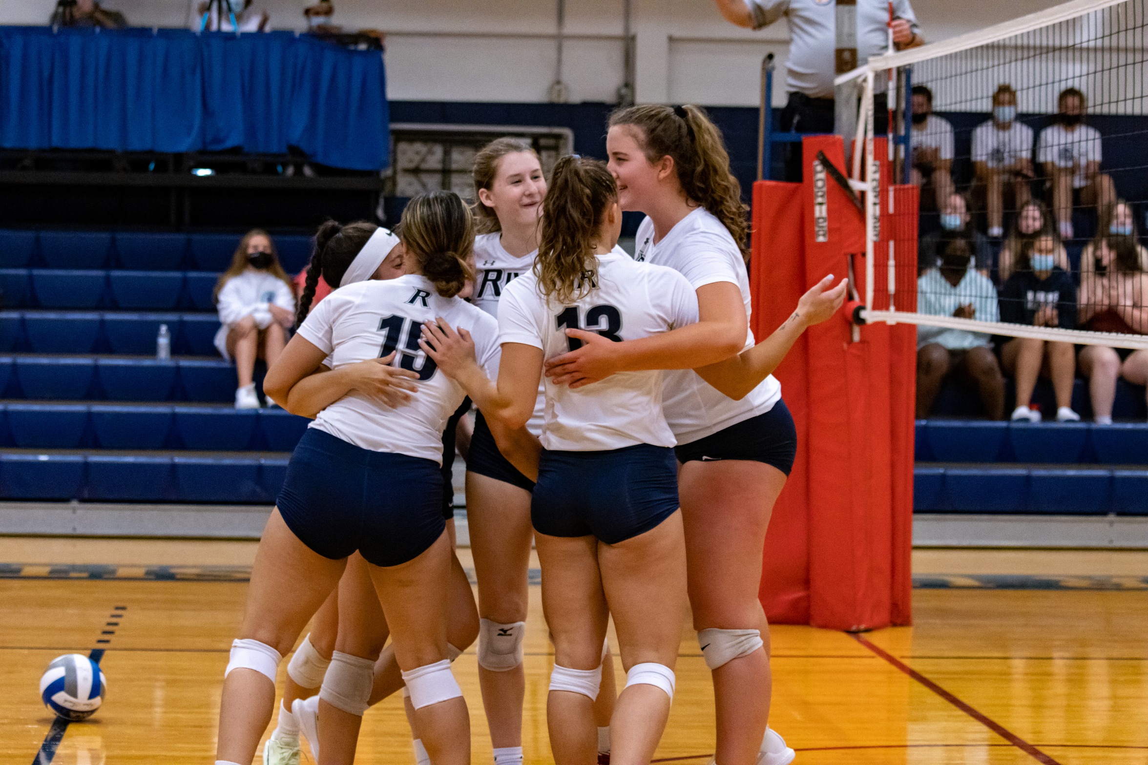 Volleyball Remains Perfect in Conference Play